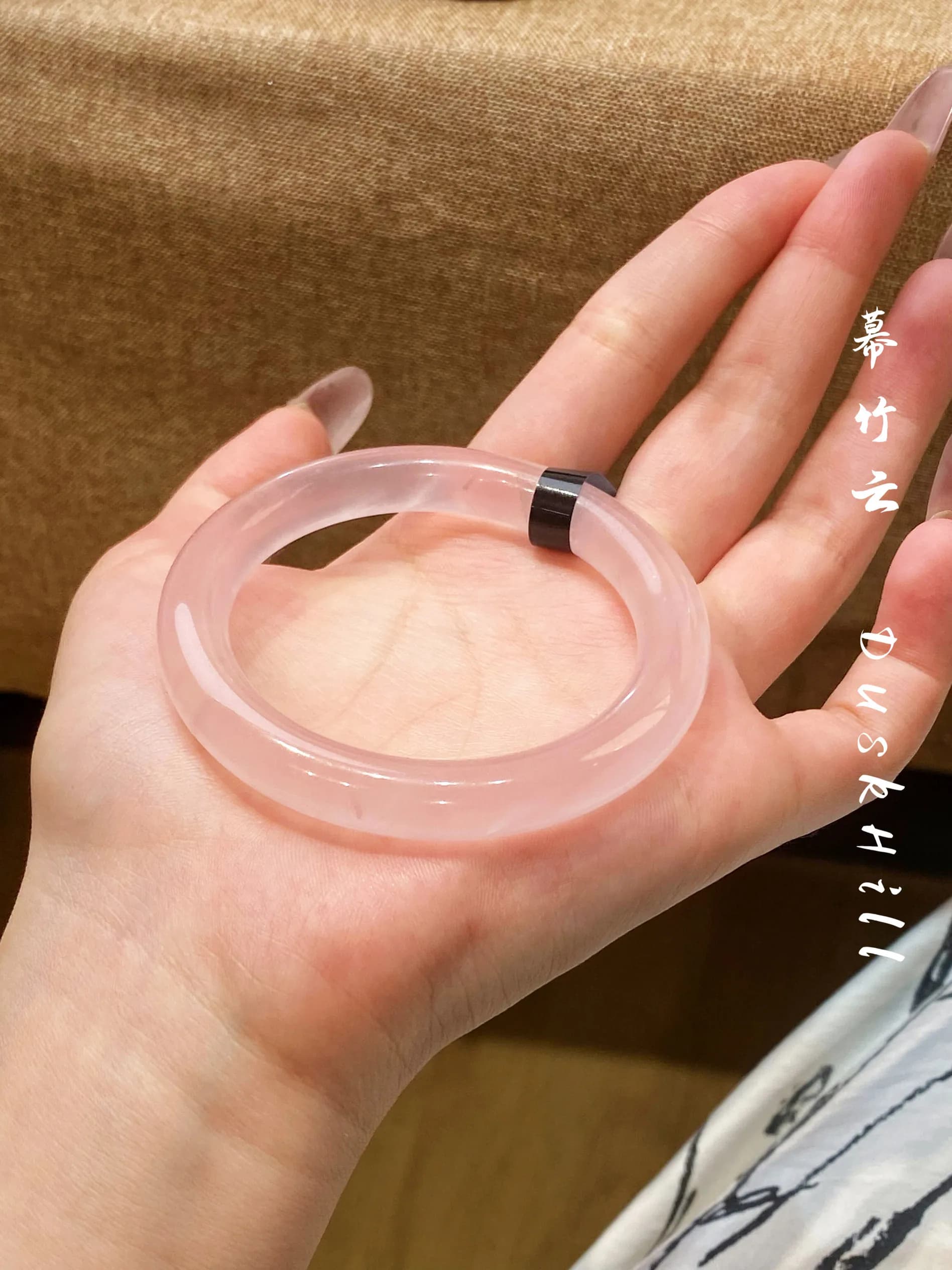 Bracciale in pietra naturale di ibisco da donna, colore rosa ghiaccio trasparente, con polvere di pesca effetto ghiaccio