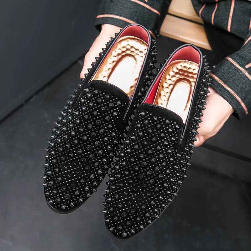 Mocassini con punte tempestate in pelle scamosciata nera Scarpe da uomo Grembiule Sandali Scarpe casual da uomo Abito da festa Appartamenti Mocassini Zapatillas Hombre