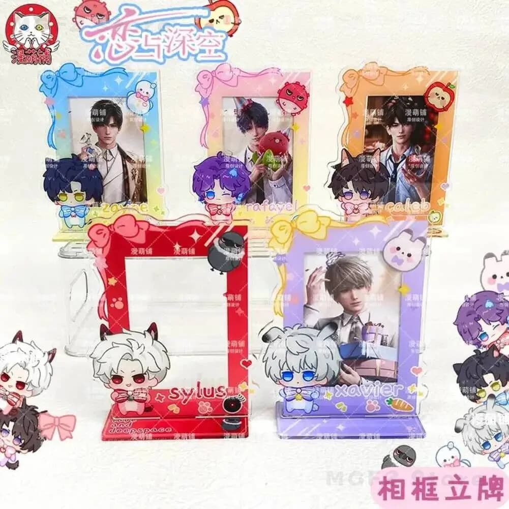 Set di 5 Pezzi Love e Modelli Espositivi Deepspace per Decorazione Scrivania, Cornice Fotografica Cosplay Rafayel Zayne Xavier Sylus Caleb, Supporto per Figurine in Acrilico, Regalo