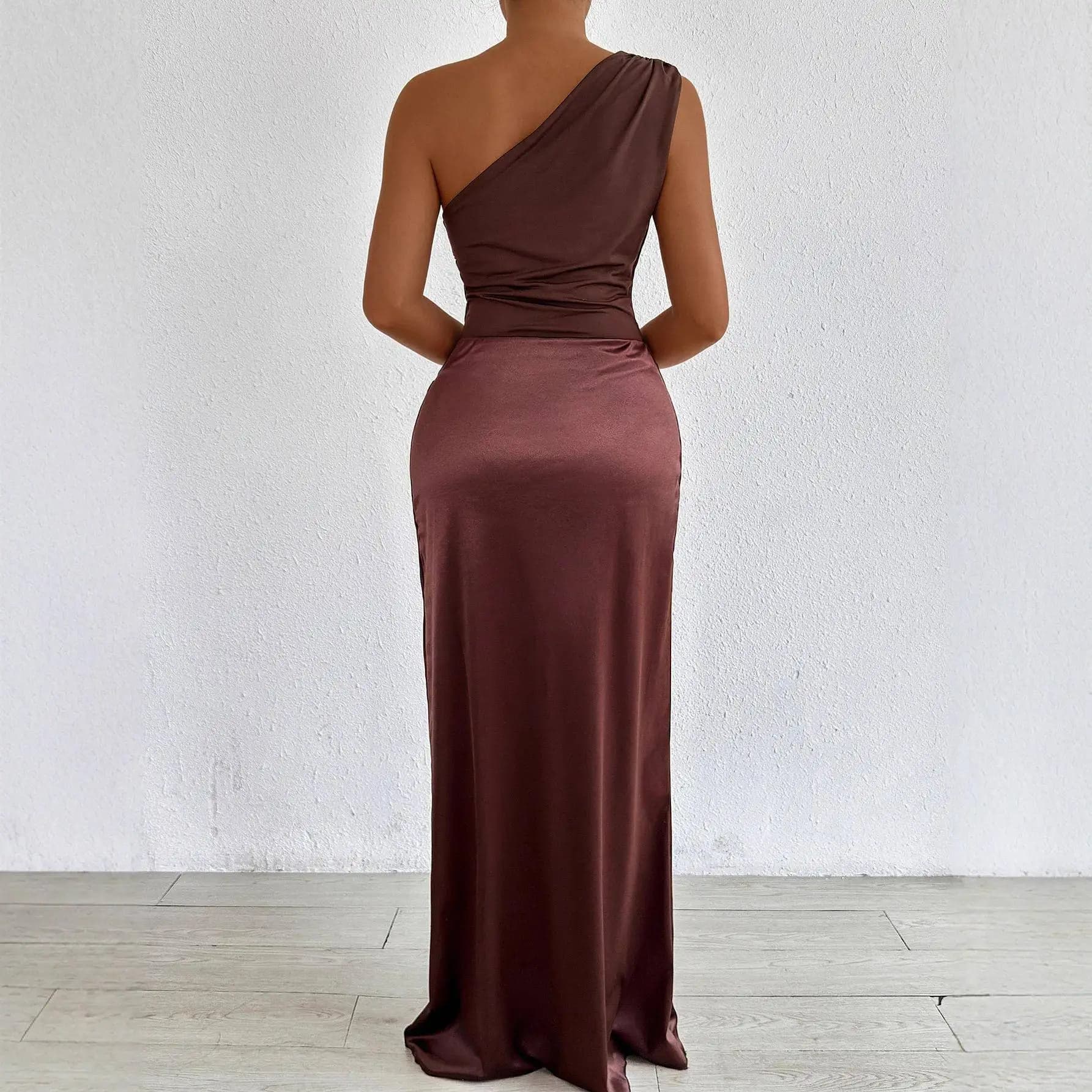 Abiti da damigella d'onore sexy con spalle asimmetriche, set due pezzi, gonna snellente alla moda, abbigliamento femminile transfrontaliero