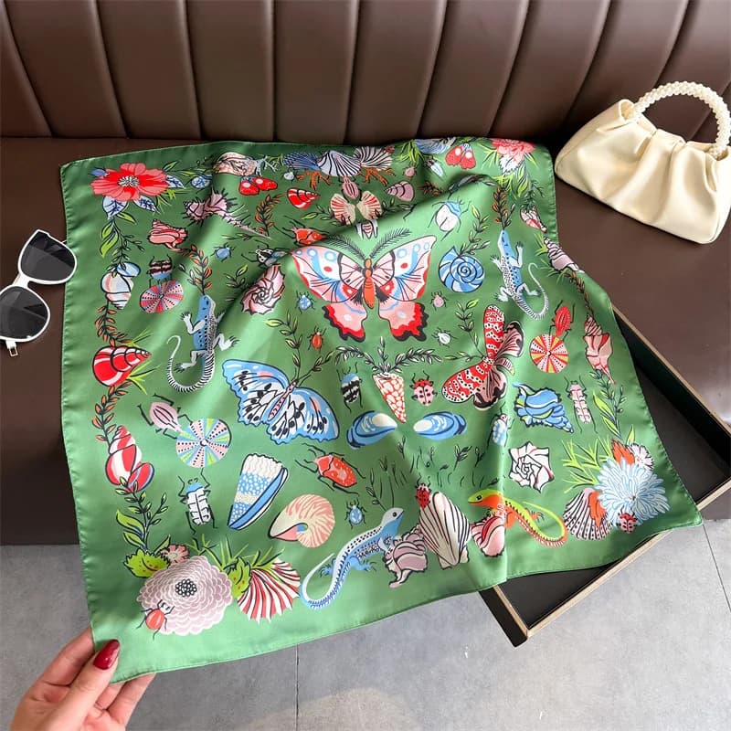 Sciarpa quadrata di lusso per donna, elegante hijab da donna, foulard morbido con motivo a farfalla, sciarpa floreale in seta per viaggi