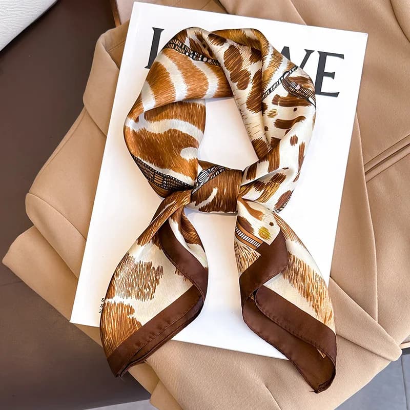 2024 nuove donne di marca di lusso seta stampa leopardo sciarpa quadrata femminile stole da spiaggia Echarpe fascia in raso scialle avvolge Bandana