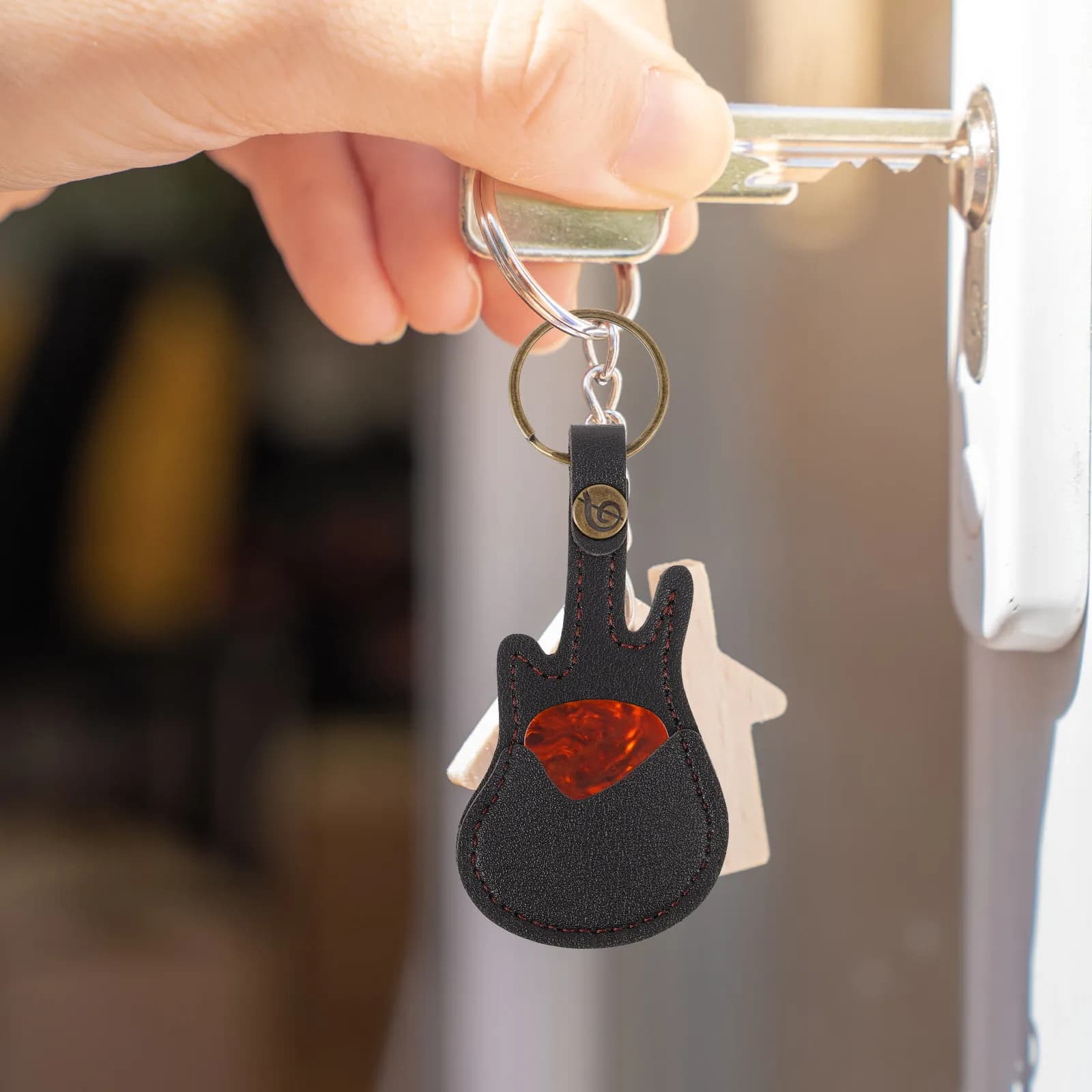 Guitar Picks Storage Bag PU Plectrum Holder Portable Compact Organizer for Electric Acoustic Bass Guitar Picks Keychain Gift