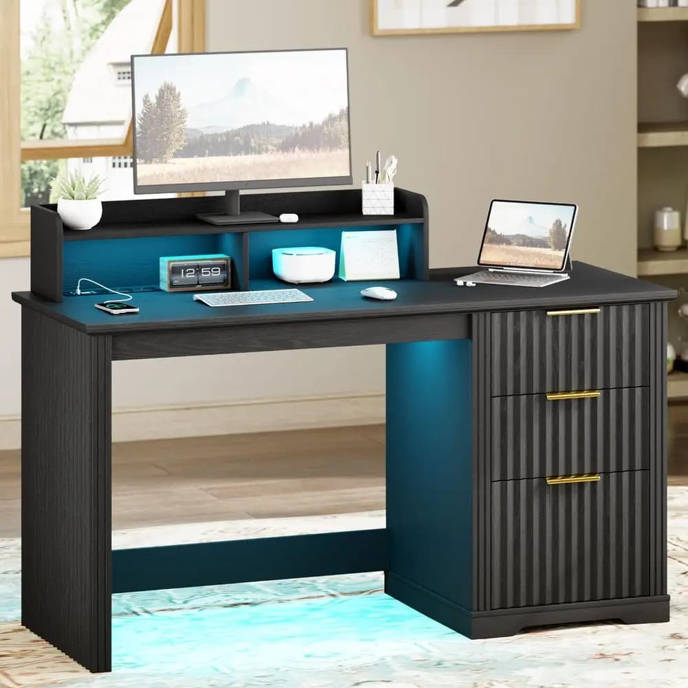 Scrivania per computer con supporto per monitor, scrivania da ufficio da 47 pollici con luci LED RGB e prese di corrente, scrivania con spazio di archiviazione