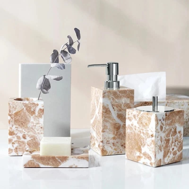 Set da bagno di lusso in marmo naturale rosa corallo: dispenser di sapone, portasapone, portaspazzolino e scatola per fazzoletti con vassoio