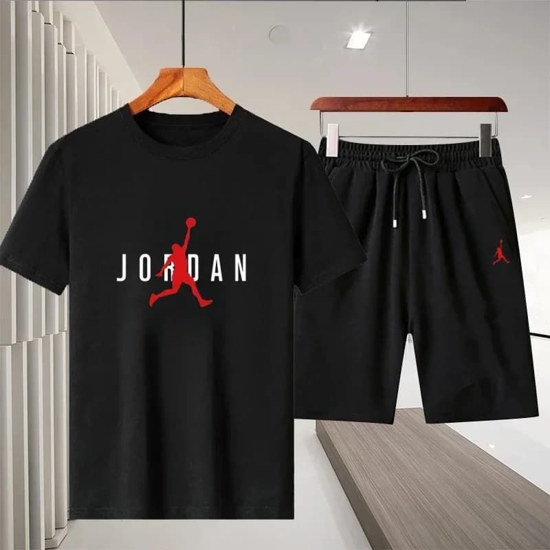 Completo sportivo da uomo Estate 2025, nuovo set casual da casa alla moda: T-shirt girocollo a maniche corte + pantaloncini (2 pezzi)
