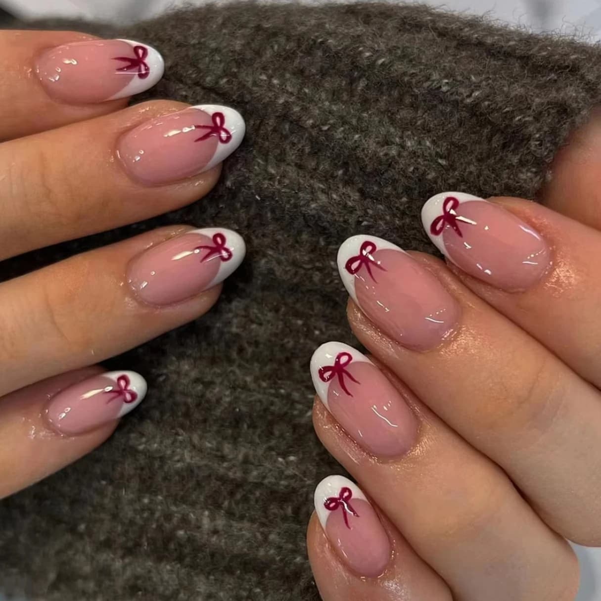 Unghie Finte a Mandorla con Fiocco, Perle e Strass a Cuore, Decorazioni Floreali per San Valentino, Unghie Finte Applicabili a Pressione per Manicure