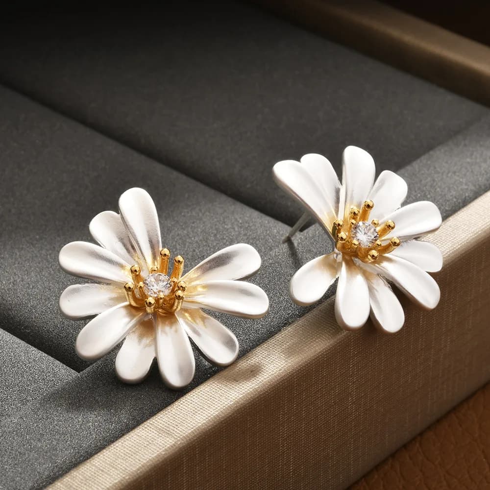 Fashionable and exquisite forest style daisy earrings, fresh, sweet and simple flower earrings, small pastoral style earrings