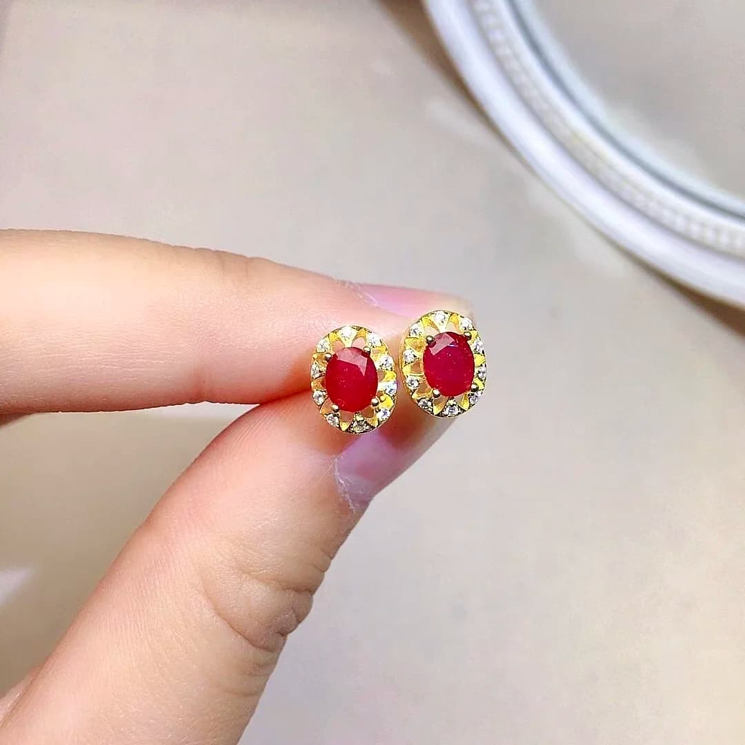 Piccoli orecchini in argento con pietre preziose per Dailu Wear Orecchini con rubino naturale da 4 mm * 5 mm Semplici orecchini con rubino in argento 925