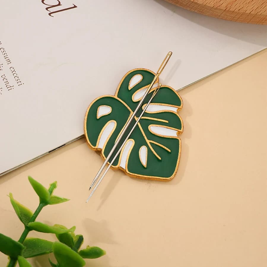 1pcs Leaf Shape Magnetic Needle Suction Device Embroidery Needlework Cross Stitch Needle Storage Tool DIY Sewing Accessories