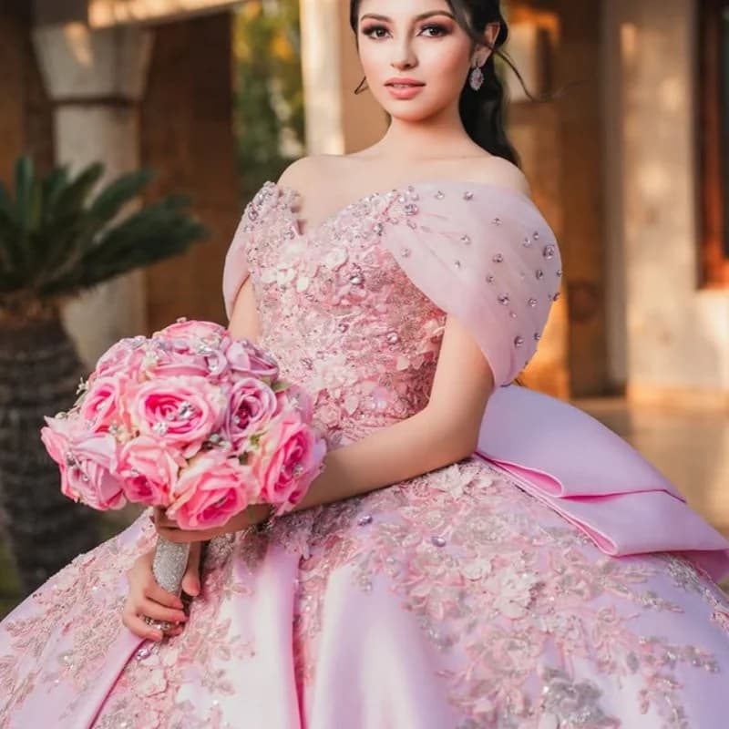 Abito Quinceanera in raso rosa Fiore di cristallo Decalcomania con spalle scoperte Coda lunga Fiocco stratificazione Abiti De 15 Quinceanera Personalizza