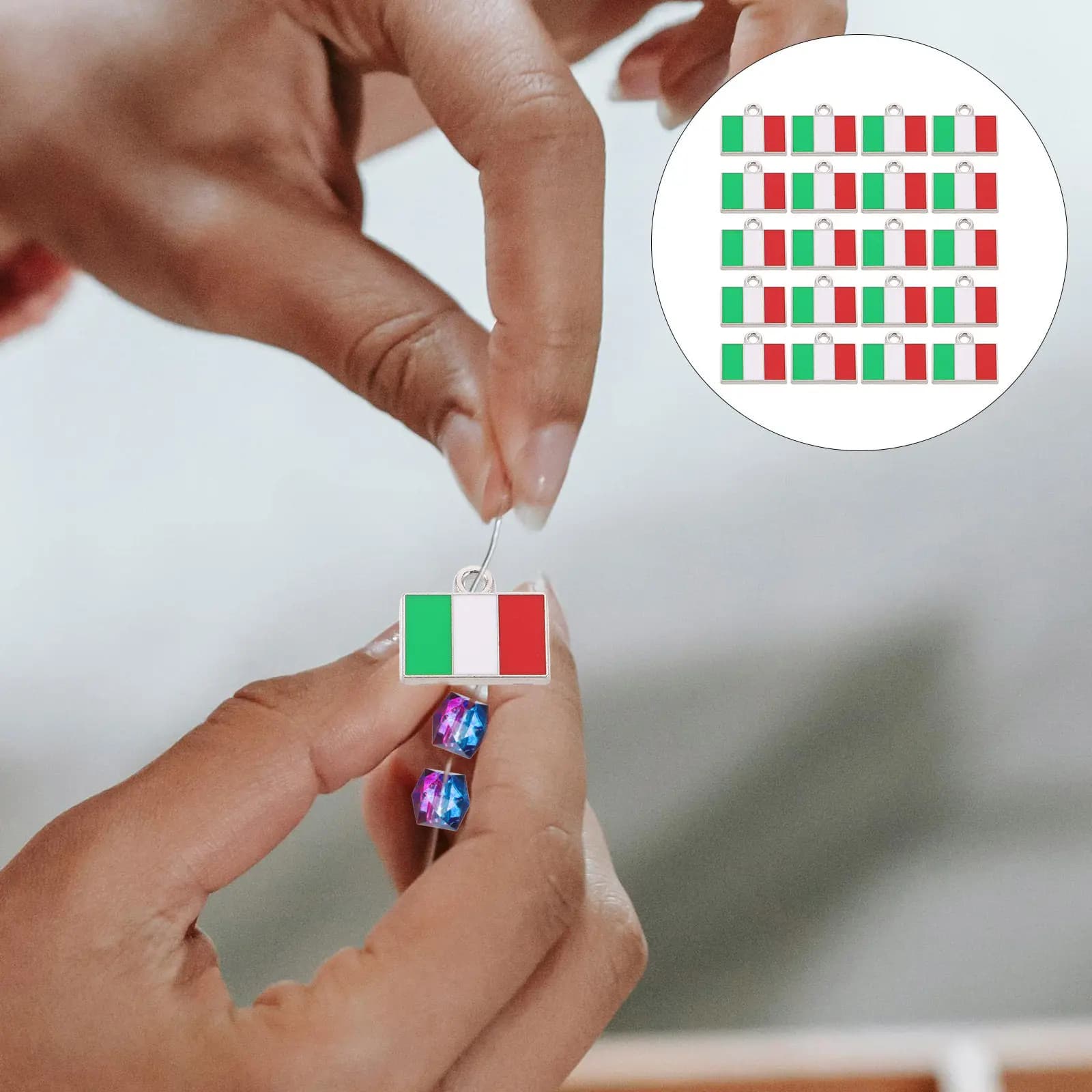 20 Pezzi Ciondoli a Bandiera in Lega Robusta, Decorativi da Appendere per Creazione Gioielli, Collane, Bracciali, Cavigliere, Borse e Artigianato Fai da Te
