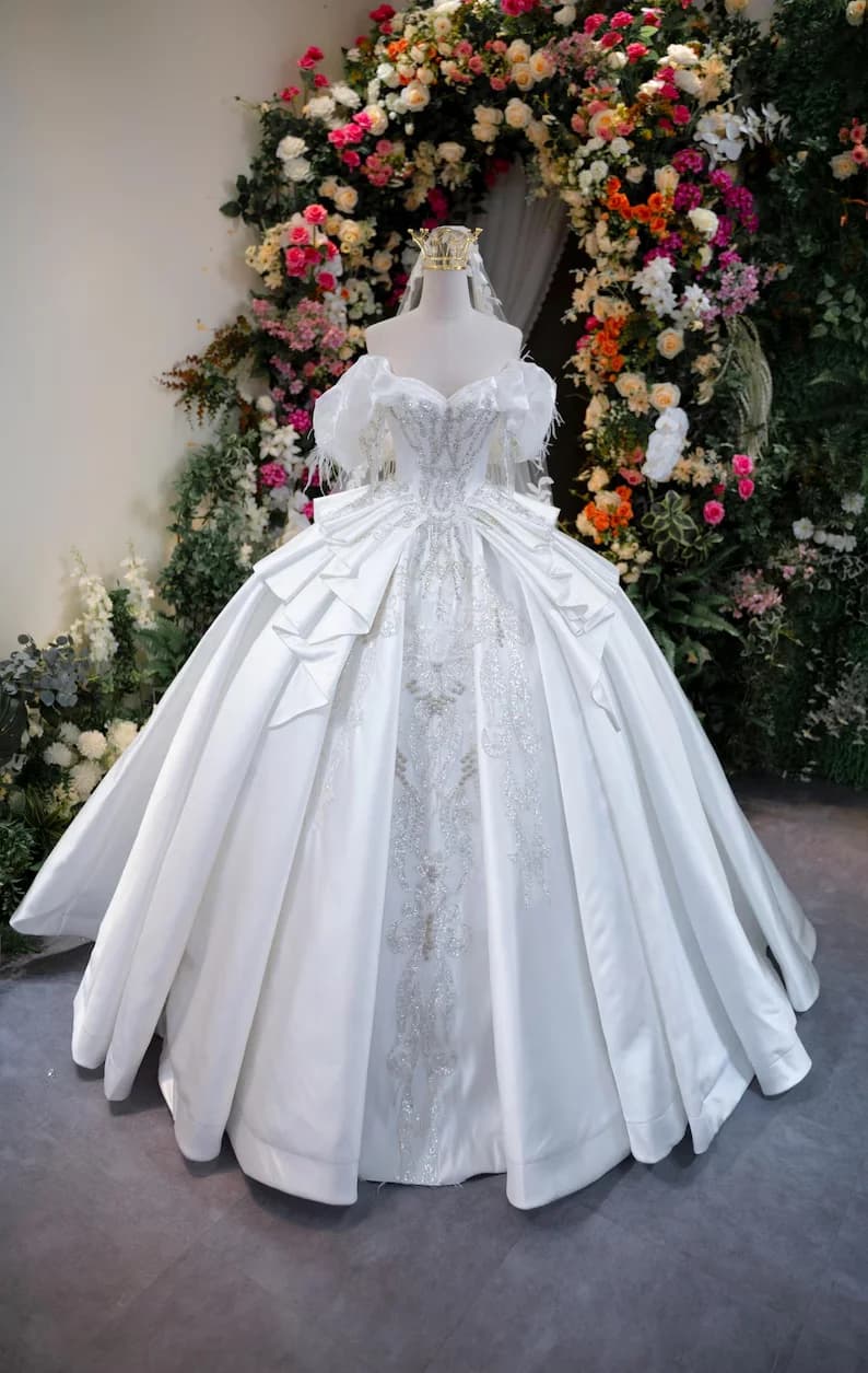 Abito da sposa di lusso in raso con spalle scoperte, modello ball gown, con applicazioni in pizzo e perline, strascico lungo, personalizzabile