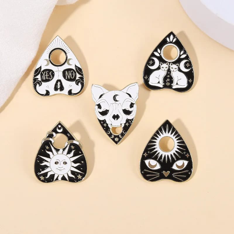 Witch Ouija spille smaltate Custom Witchcat Sun Moon Skull spille Bag distintivi con risvolto Black Punk Gothic Jewelry Gift for Kids Friends