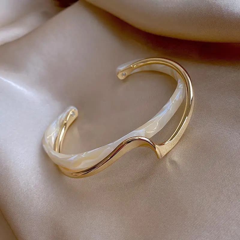 Bracciale di lusso leggero con texture metallica curva, design di nicchia, versione coreana di gioielli alla moda per influencer.