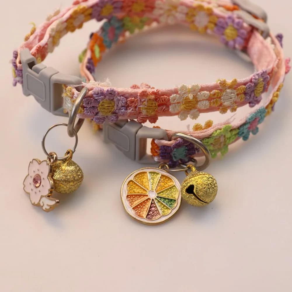 Collare per gatti con fiore arcobaleno alla moda con campana Collana per cuccioli di gattino Fibbia regolabile Collare per gattini in pizzo colorato Accessori per cani