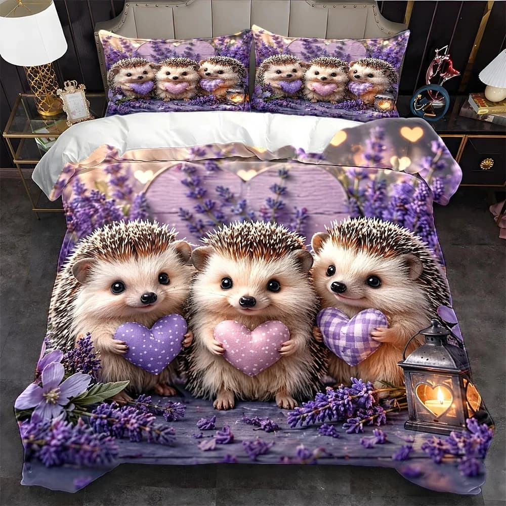 3Pc Lavender Hedgehog Love Theme Bedding Set (1*Duvet Cover + 2*Pillowcases), Duvet Cover Set Suitable for All Seasons, Machine Washable, Invisible Zipper Personal Bed Cover Set, Suitable for Home, Dormitory, Master Bedroom, Guest Room, Cartoon Cute Animal Pattern Bedding, Romantic Purple Series Bedroom Decoration Bedding, Large Duvet Cover Set, Skin-Friendly Comfortable Bedding with 2D Flat Print