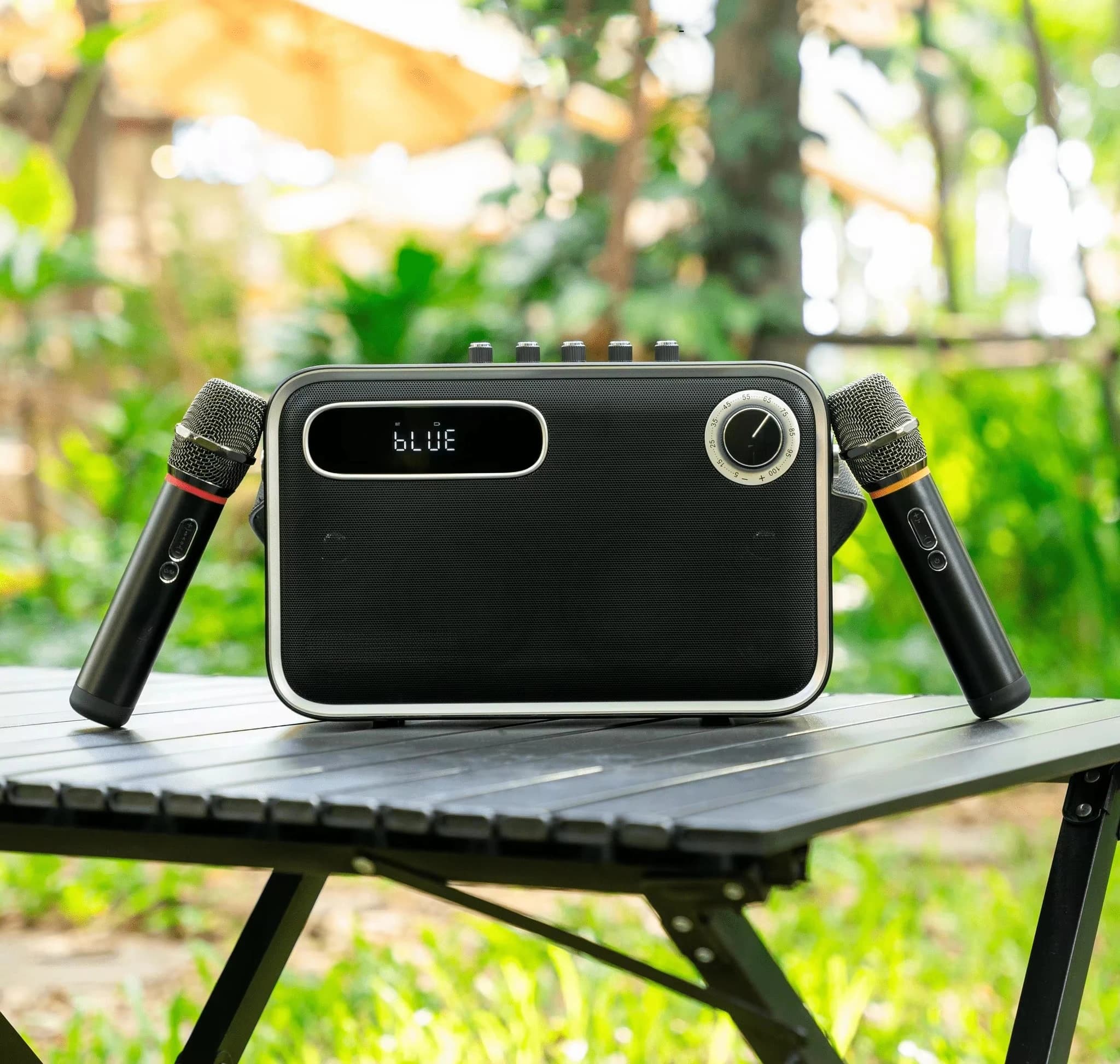 Karabass 12K Macchina per Karaoke 120W Altoparlante Wireless Portatile con Mini Schermo e 2 Microfoni Wireless UHF per Canto Cristallino