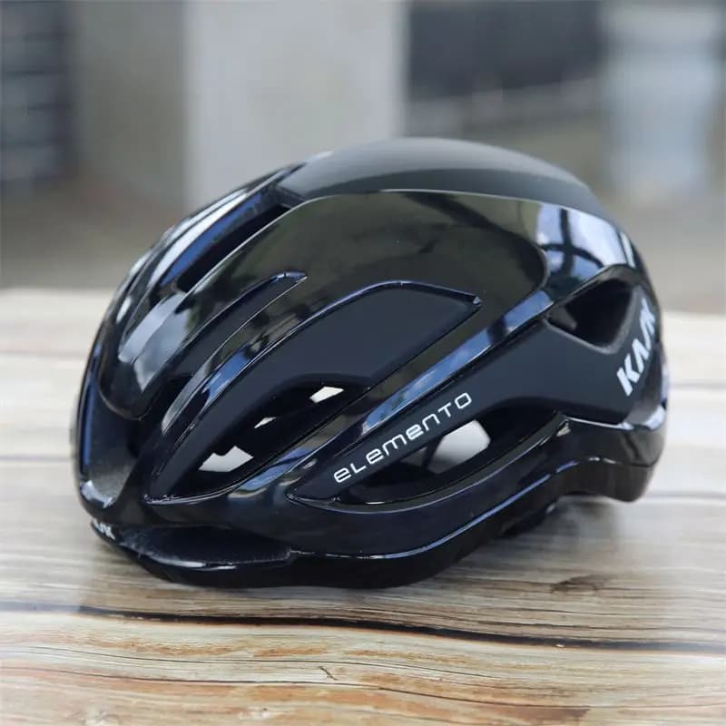 Casco da bicicletta leggero e traspirante per adulti con protezione di sicurezza in fibra di carbonio