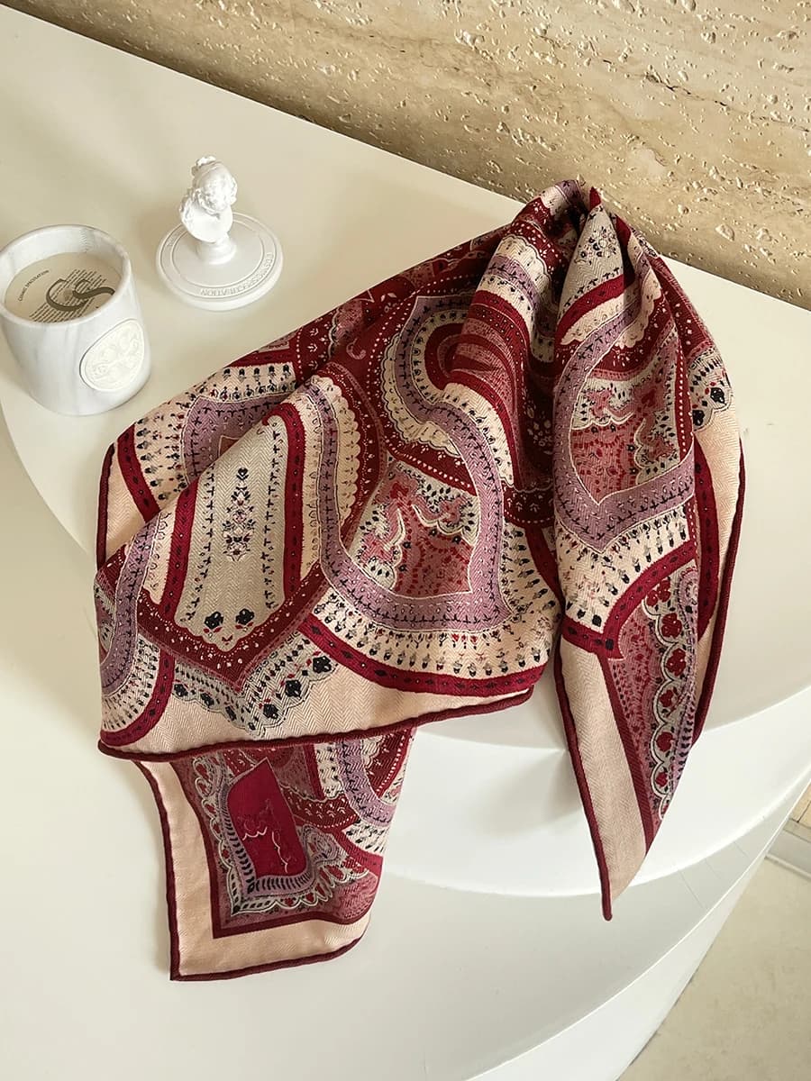 Sciarpa di lana di seta 65 cm Piccole sciarpe invernali Scialli arrotolati a mano Accessori per il collo della testa Regalo per l'amante di Natale