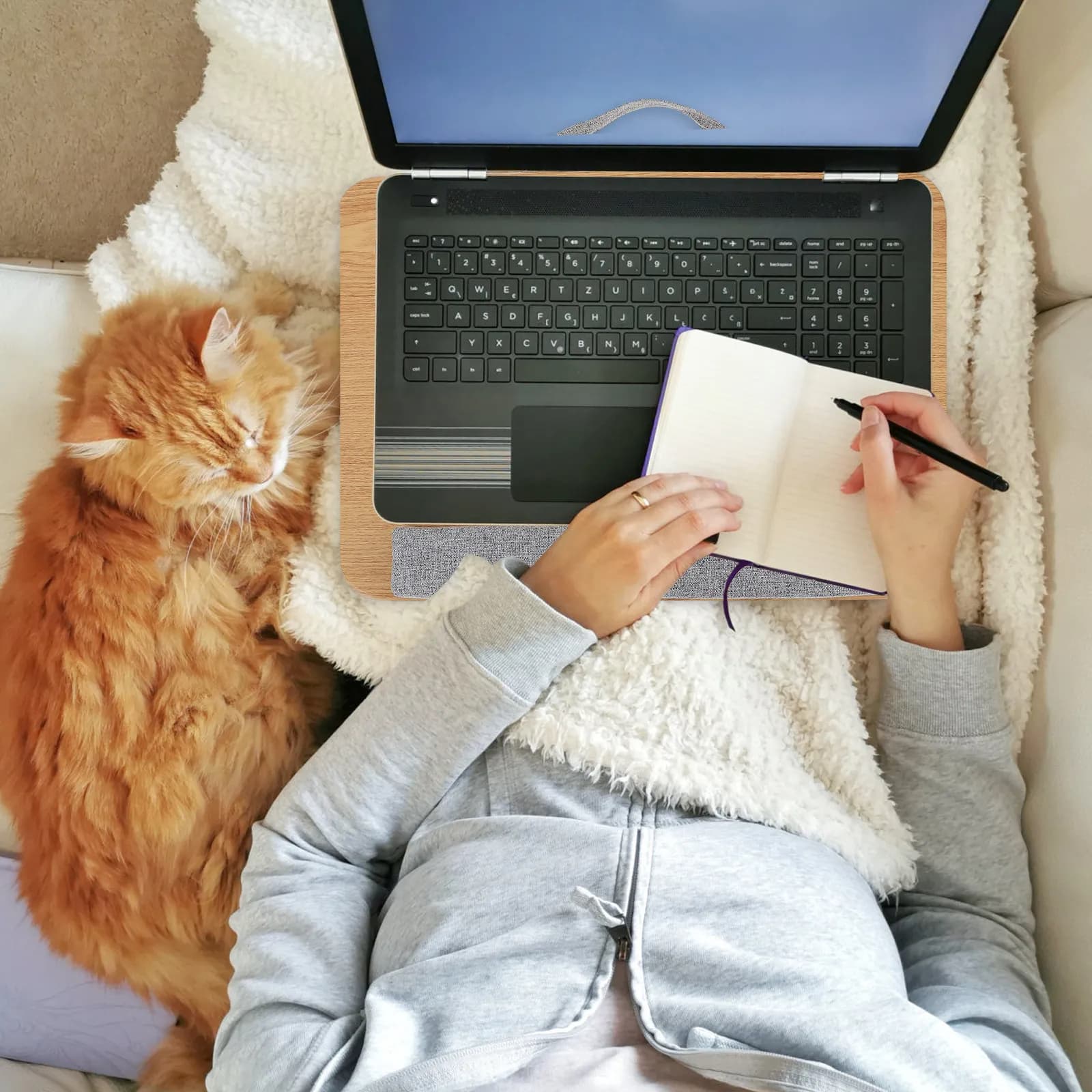 1 Pezzo Scrivania Ergonomica Pieghevole per Laptop con Cuscino per Ginocchia, Isolamento Termico, Stabile, Portatile, Scrivania da Letto per Studio e Casa