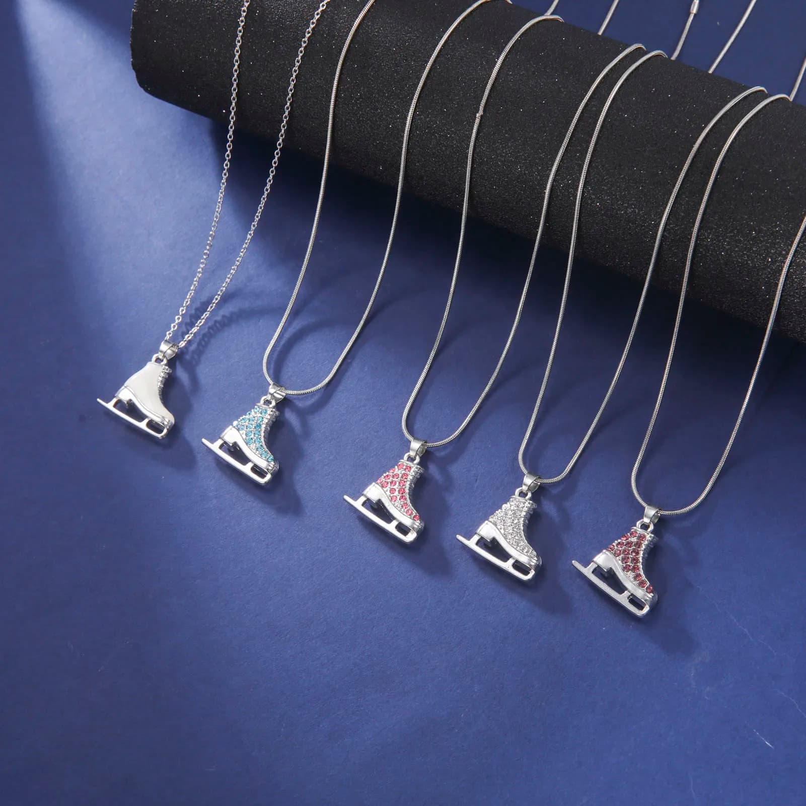 Dreamtimes Zircone 3D Collana per scarpe da skate su ghiaccio Smalto bianco Lusso Blu Rosa Ciondolo in cristallo Regalo per uomo Donna Ragazza Catena di gioielli