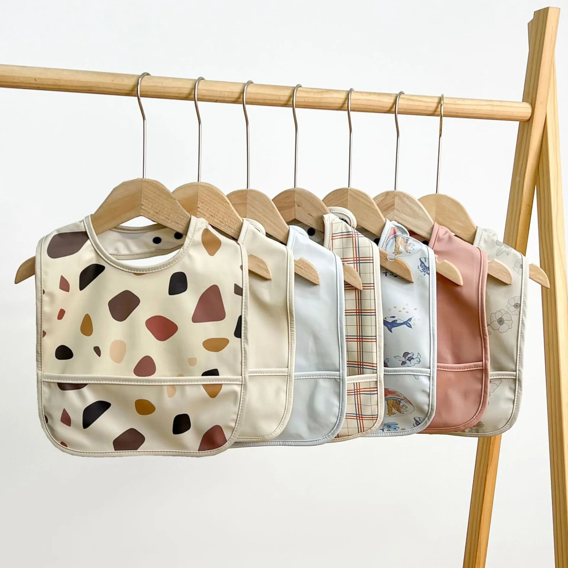 IMBABY Nuovo Abbigliamento per Neonati Impermeabile Antimacchia Senza Maniche con Motivo Cartone Animato Tasca per il Pranzo Regolabile Marsupio per Neonati