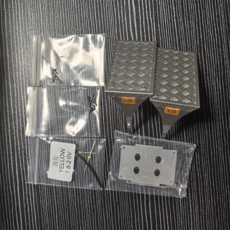 SCALECLUB 1/14 Parafango con Piastra Antiscivolo, Lampada Laterale, Luce di Avvertimento, Luci LED per Benz Scania MAN Tamiya LESU