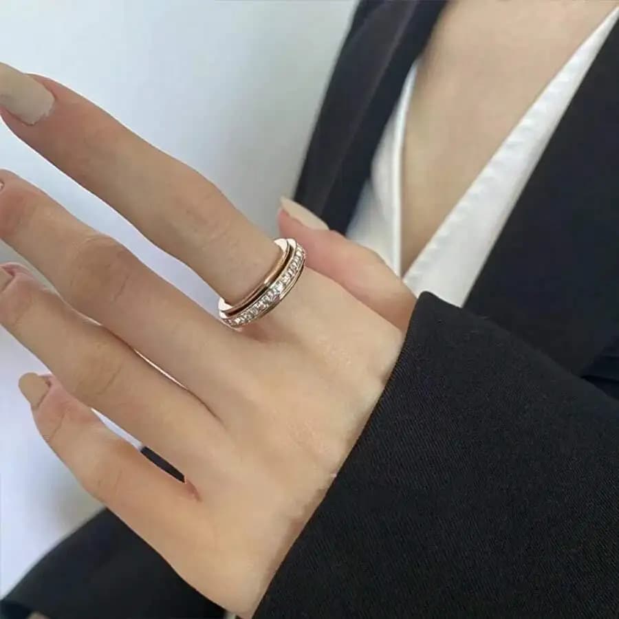 Anello Girevole in Acciaio al Titanio con Incastonatura di Strass per Donne, Elegante Anello Antistress da Matrimonio