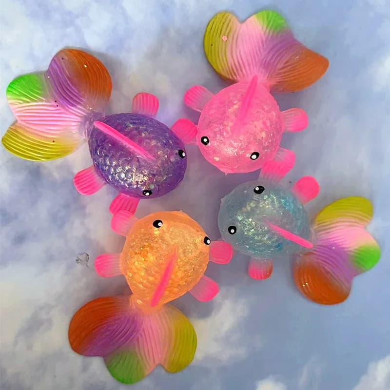 Giocattolo Antistress Festivo a Forma di Pesce Rosso con Occhi Grandi, Pallina in Maltosio a Lenta Espansione con Polvere Dorata, Kawaii Fidget per Regali di Natale