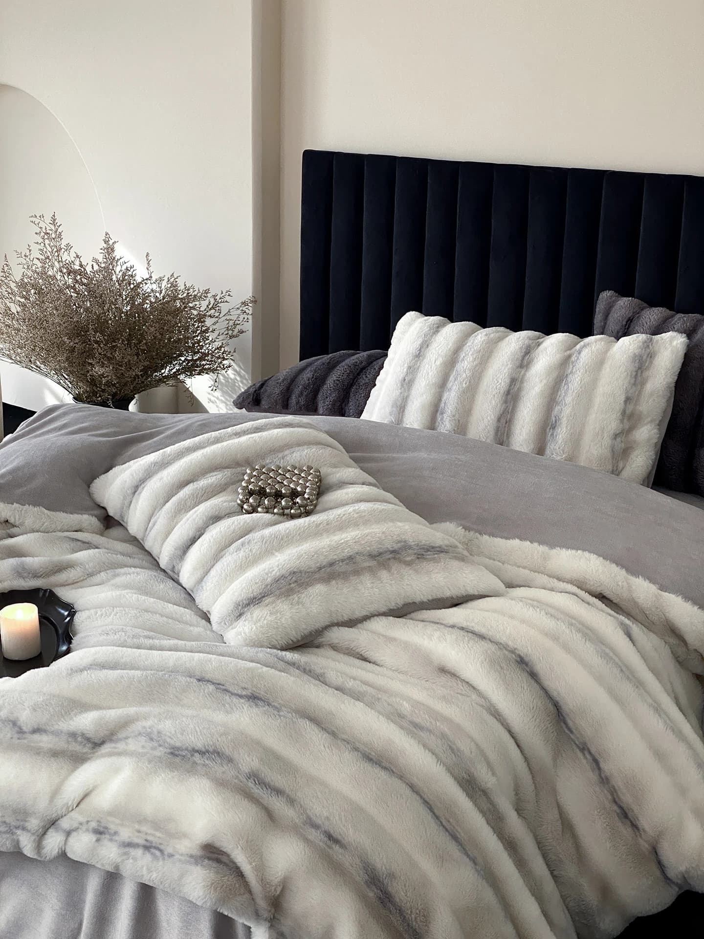 Bed linen set in Four Pieces in Rabbit Velvet thickened for Autumn and Winter, Waist Cover with Smoked Color, Sheets and Bed Covers