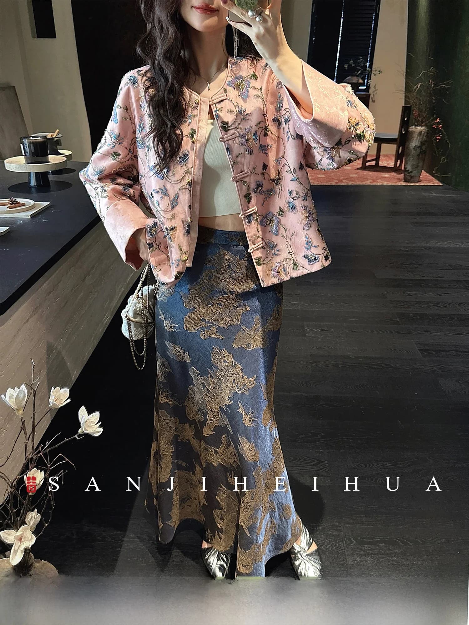 Gonna a mezza lunghezza Sangji Black Flower Qingyao a coda di pesce, nuova collezione donna 2026, in seta imitazione Xiangyun goffrata con motivo floreale effetto olio