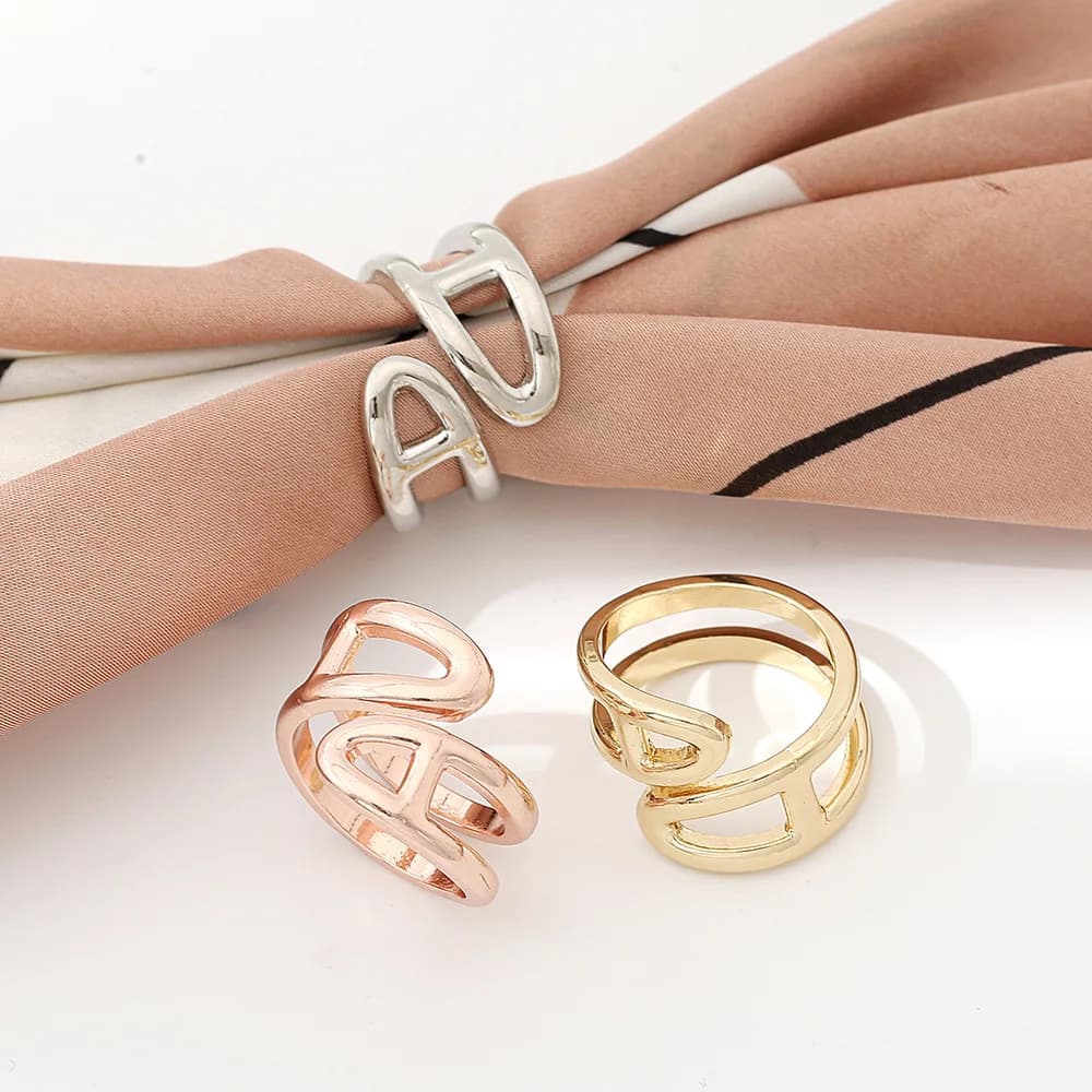 La nuova sciarpa di seta multifunzionale in lega a forma di A con apertura a forma di serpente Accessori per fibbia per sciarpa di fascia alta semplici
