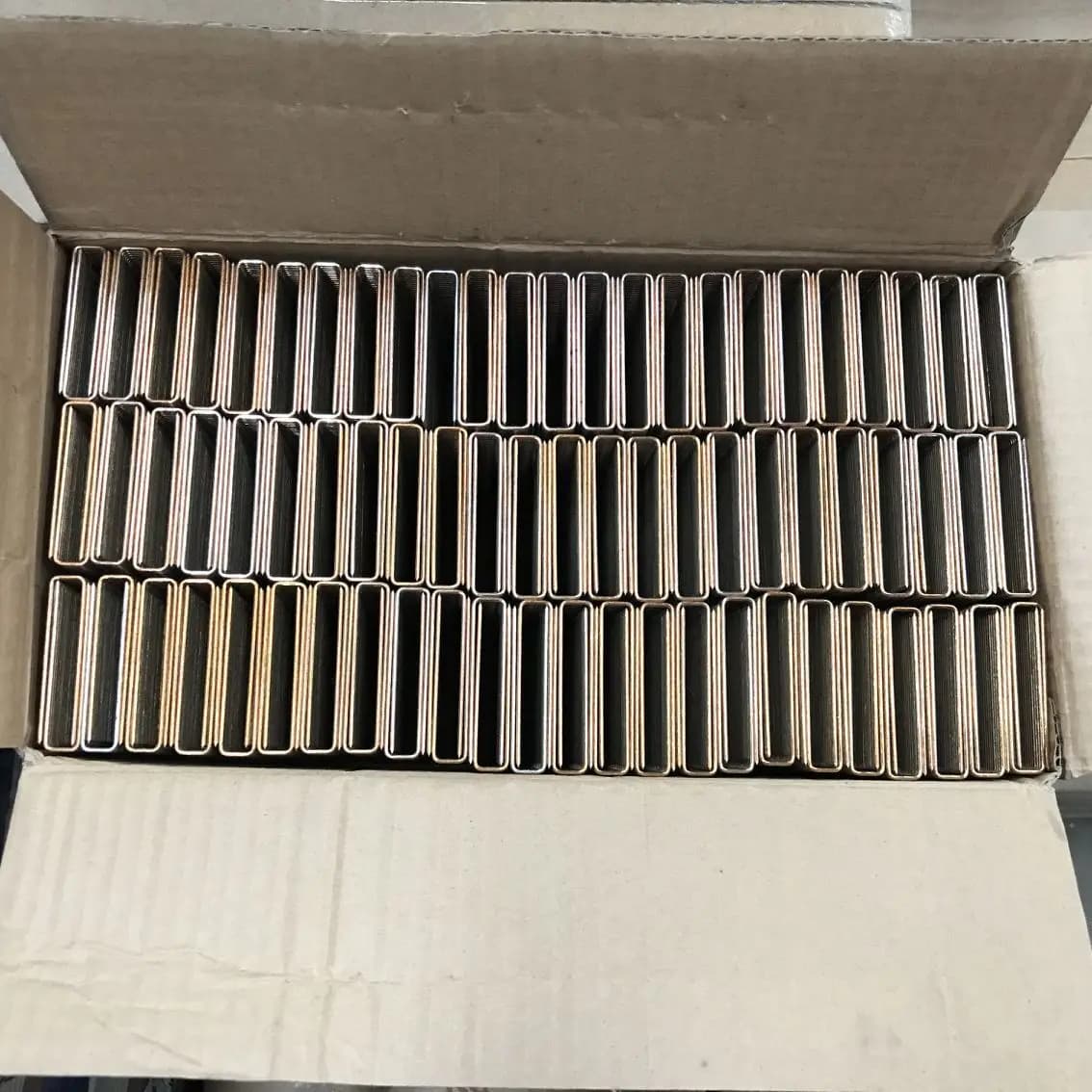 10000 pz Graffette N851 Chiodatrice Ad Aria Chiodi Placcatura In Rame Corona 11.1mm Chiodi a forma di U Lunghezza 37mm Cucitrice Pneumatica Chiodi