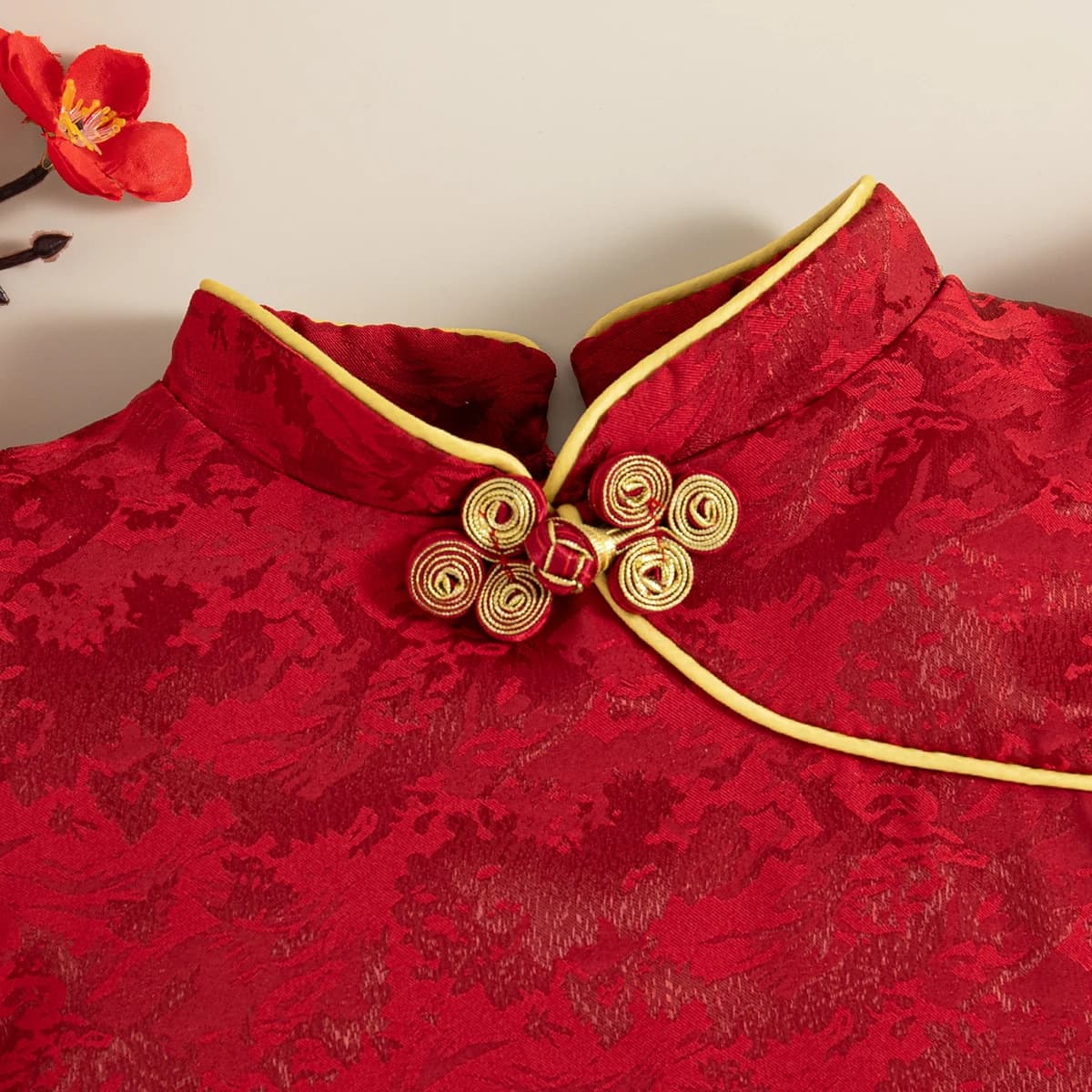 Abito Qipao Rosso per Bambina con Motivi Floreali in Stile Cinese, Include Ciondolo Nodo Cinese