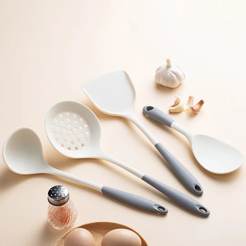 Set di Utensili Essenziali per Cucina: Utensili in Silicone per Alimenti con Padella Antiaderente, Spatola Resistente al Calore, Cucchiaio da Zuppa e Scolapasta