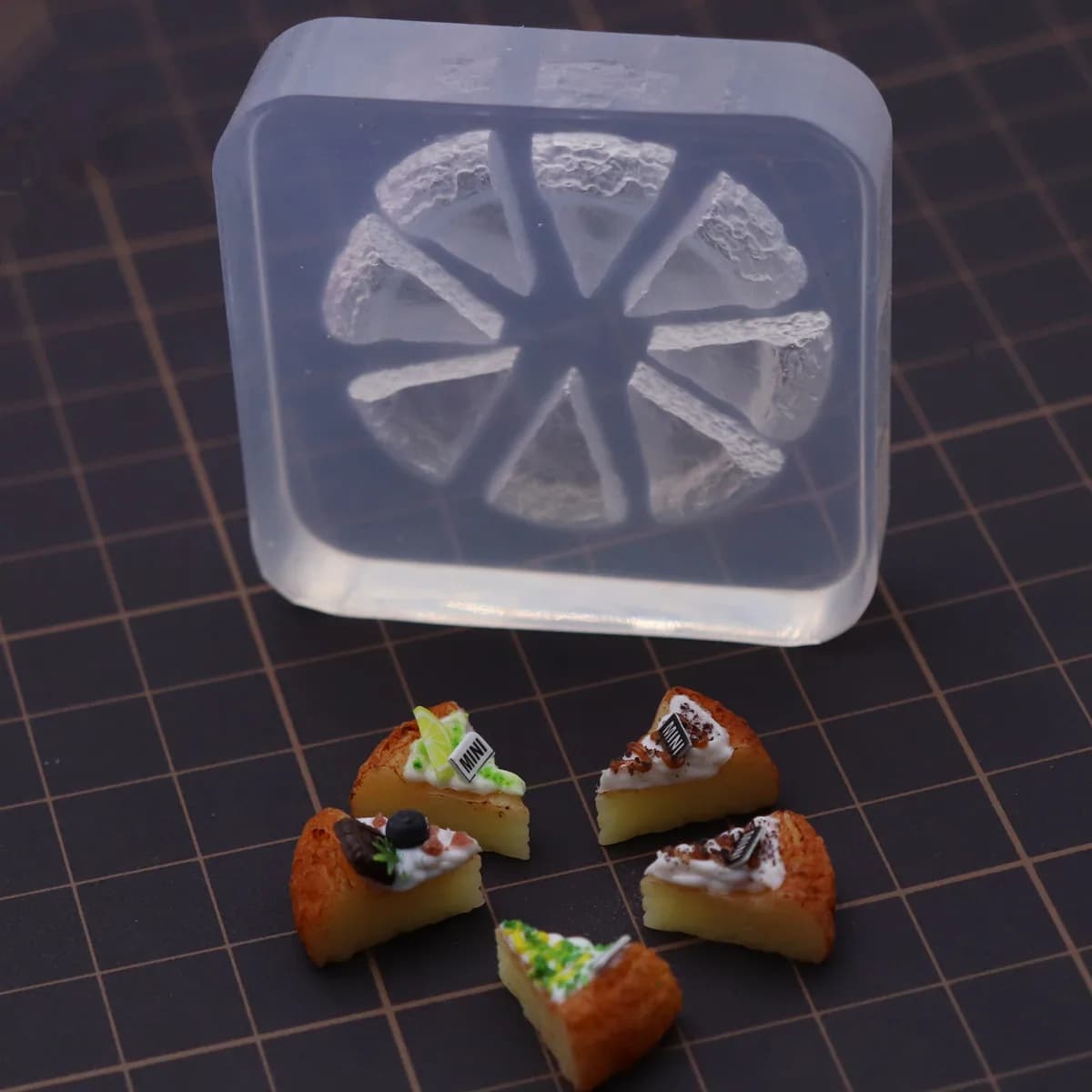 Stampo in silicone con base per pizza in argilla polimerica in stile occidentale Stampo in silicone per mini pizza triangolare per casa delle bambole in argilla