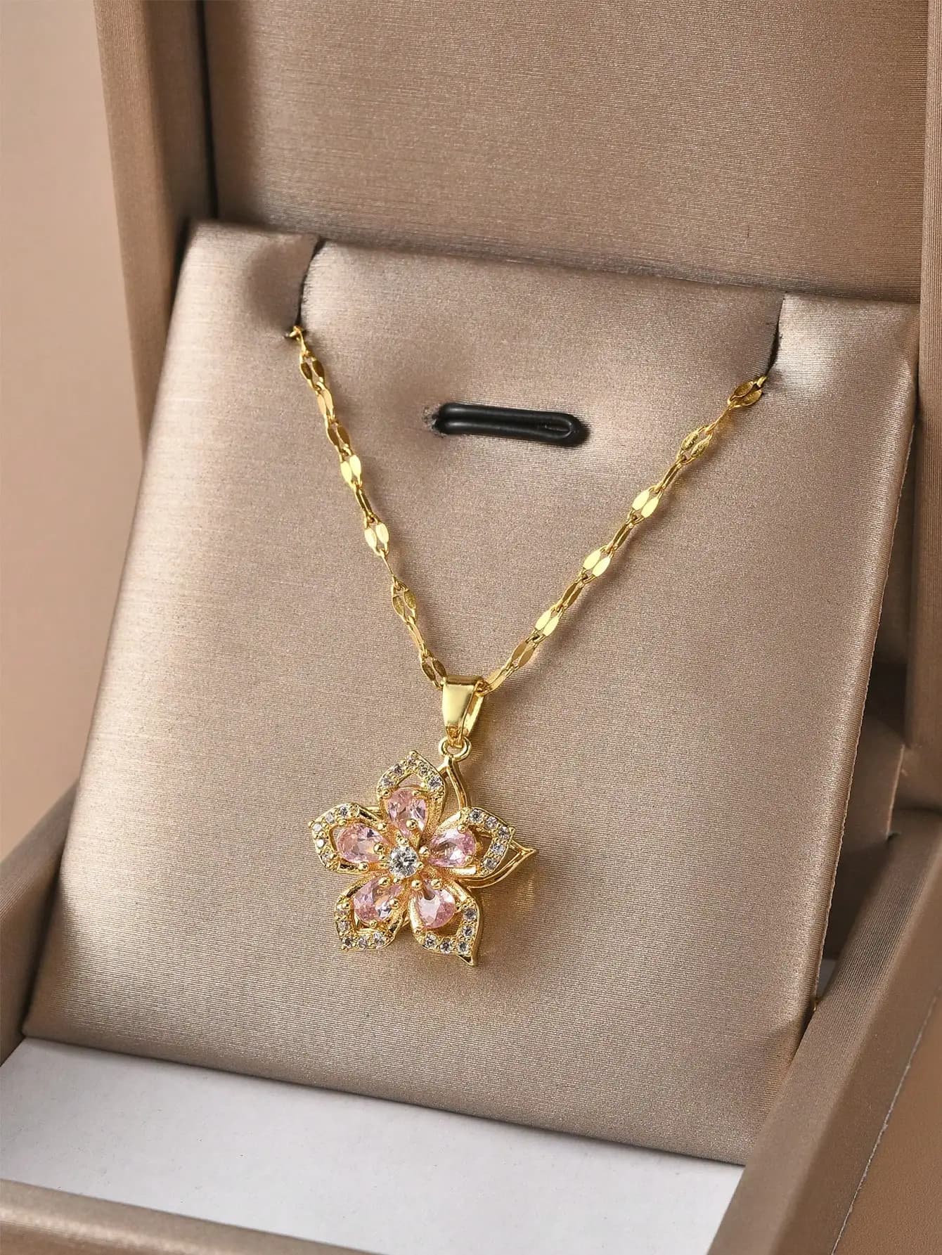 Collana con pendente a forma di fiore a 5 petali color oro con cristalli rosa da donna