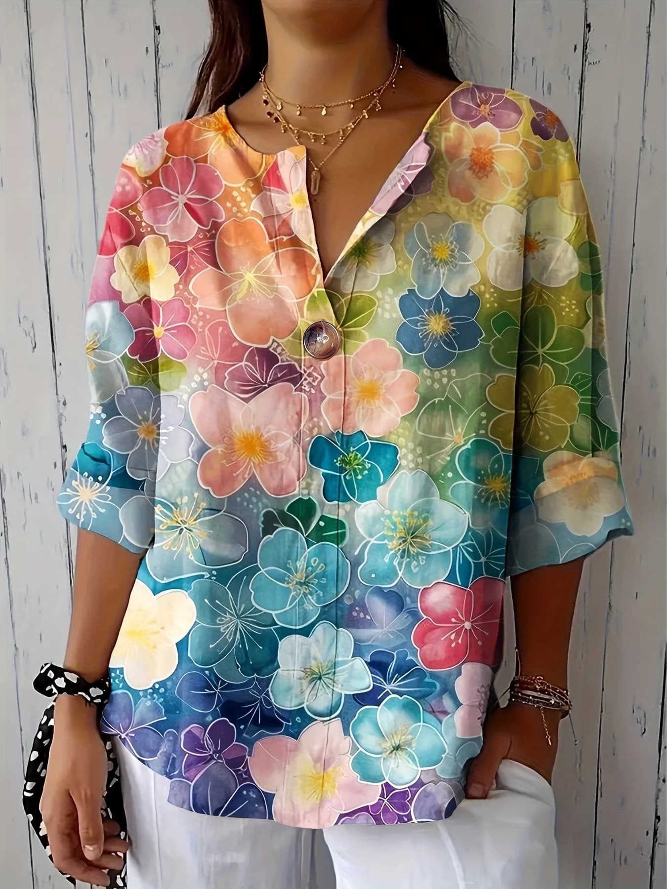 Camicia da donna elegante con stampa floreale artistica, maniche corte, scollo a V e bottoni