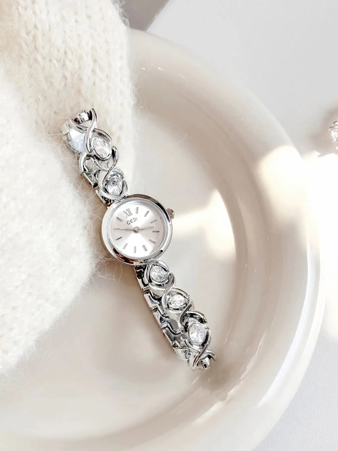 Orologio da Donna di Lusso Leggero, Rotondo, Vintage, con Bracciale in Gemme, Resistente all'Acqua, al Quarzo, Accessorio Premium, Regalo