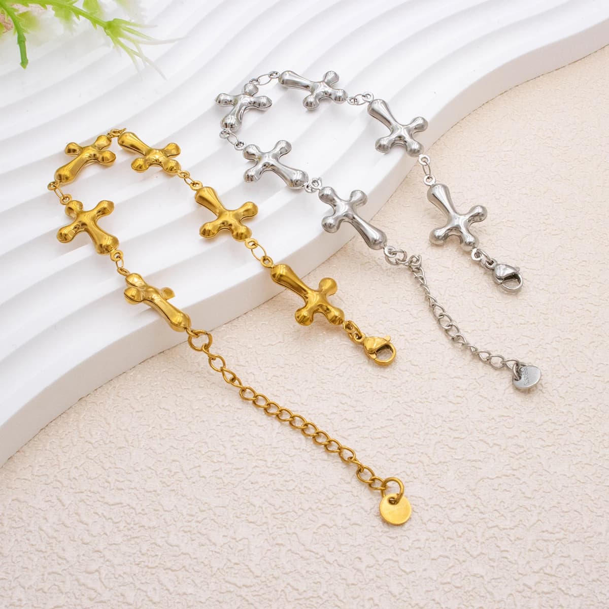 Bracciale con Crocifisso Color Oro in Acciaio Inossidabile, Gioiello di Lusso Leggero, Accessorio per Feste per Donne e Ragazze