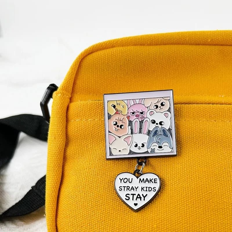 Spille in smalto SKZOO a forma di animali dei cartoni animati (gatto, cane, volpe) con citazioni, spilla da bavero, distintivo per zaino, accessori per abbigliamento, regali alla moda