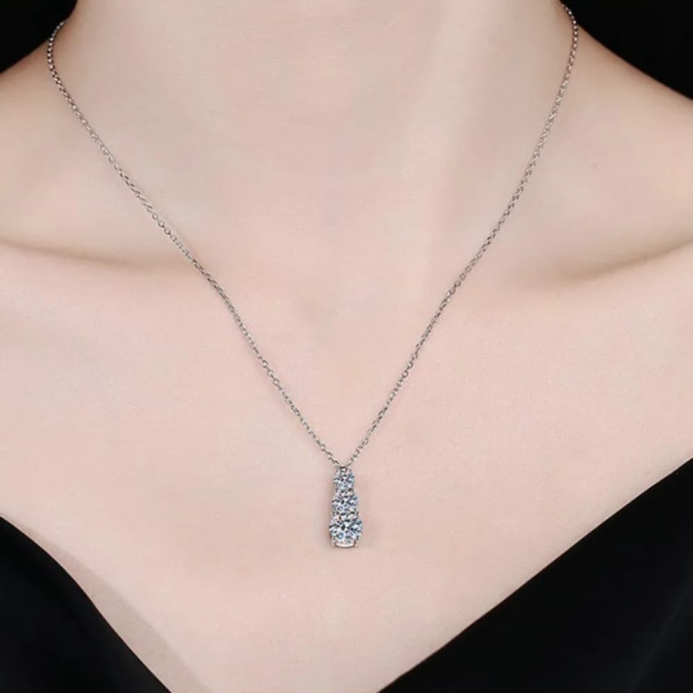 2025 New Necklace with Light Luxury Pendant Custom Chain for Women's High Sense Clavicle