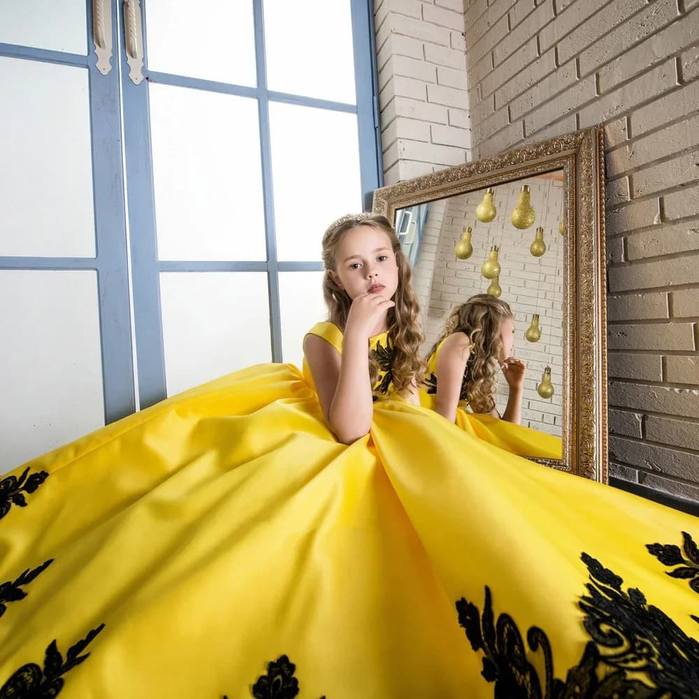 Elegante abito da ragazza di fiori soffice in raso giallo senza maniche con applicazioni nere Abiti da ballo da sposa Abiti da damigella d'onore con fiocco da principessa