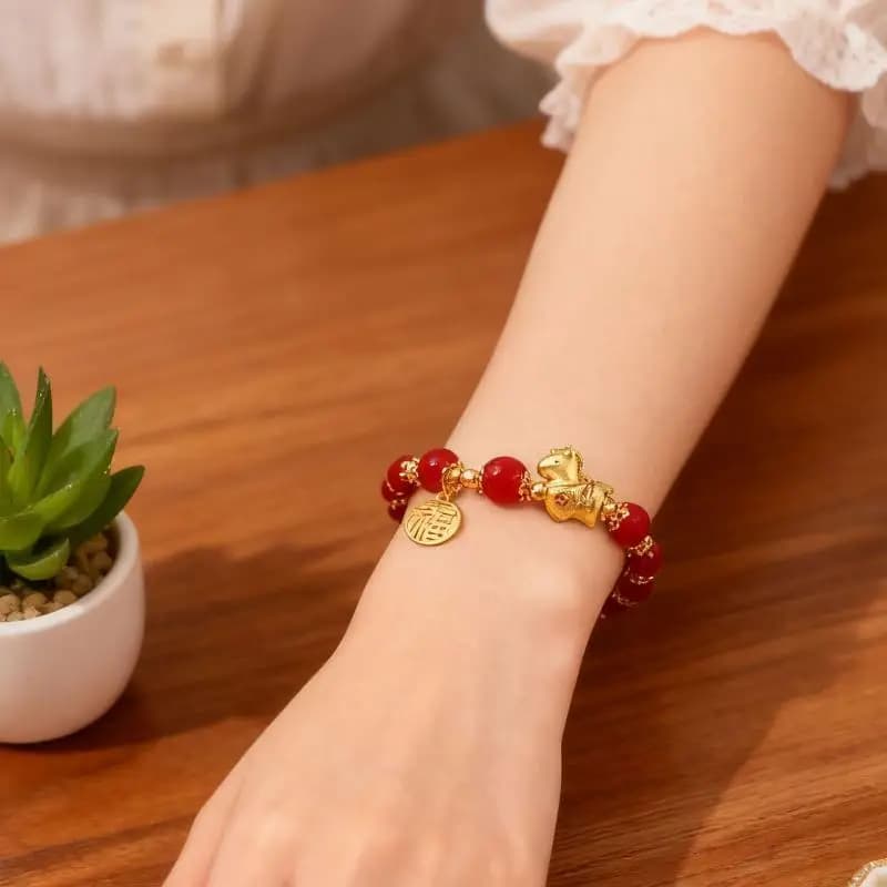 Bracciale Portafortuna Cavallo del Nuovo Anno con Perline per Donna, Elegante Braccialetto con Perline Rosse e Ciondolo Lettera Fu, Gioielli Regalo per il Festival Cinese 2026