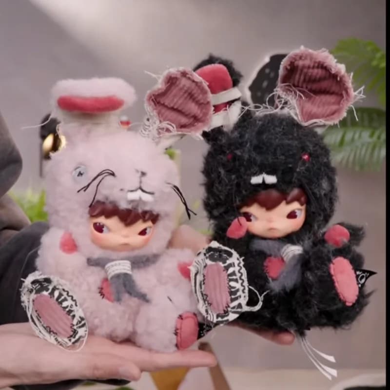POP MART Hirono Little Hare - Serie di Peluche Pendenti - Blind Box, Sacchetto a Sorpresa, Mystery Box - Giocattoli, Bambole, Figure Anime Carine da Scrivania