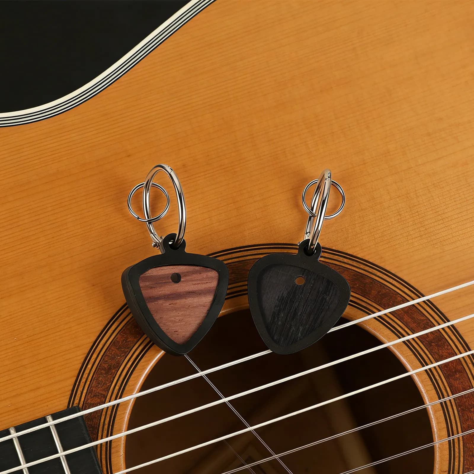 2 Pezzi Portaplettro per Chitarra con Portachiavi, Custodia Portatile in Silicone Antigraffio per Musicisti, Chitarre Acustiche ed Elettriche