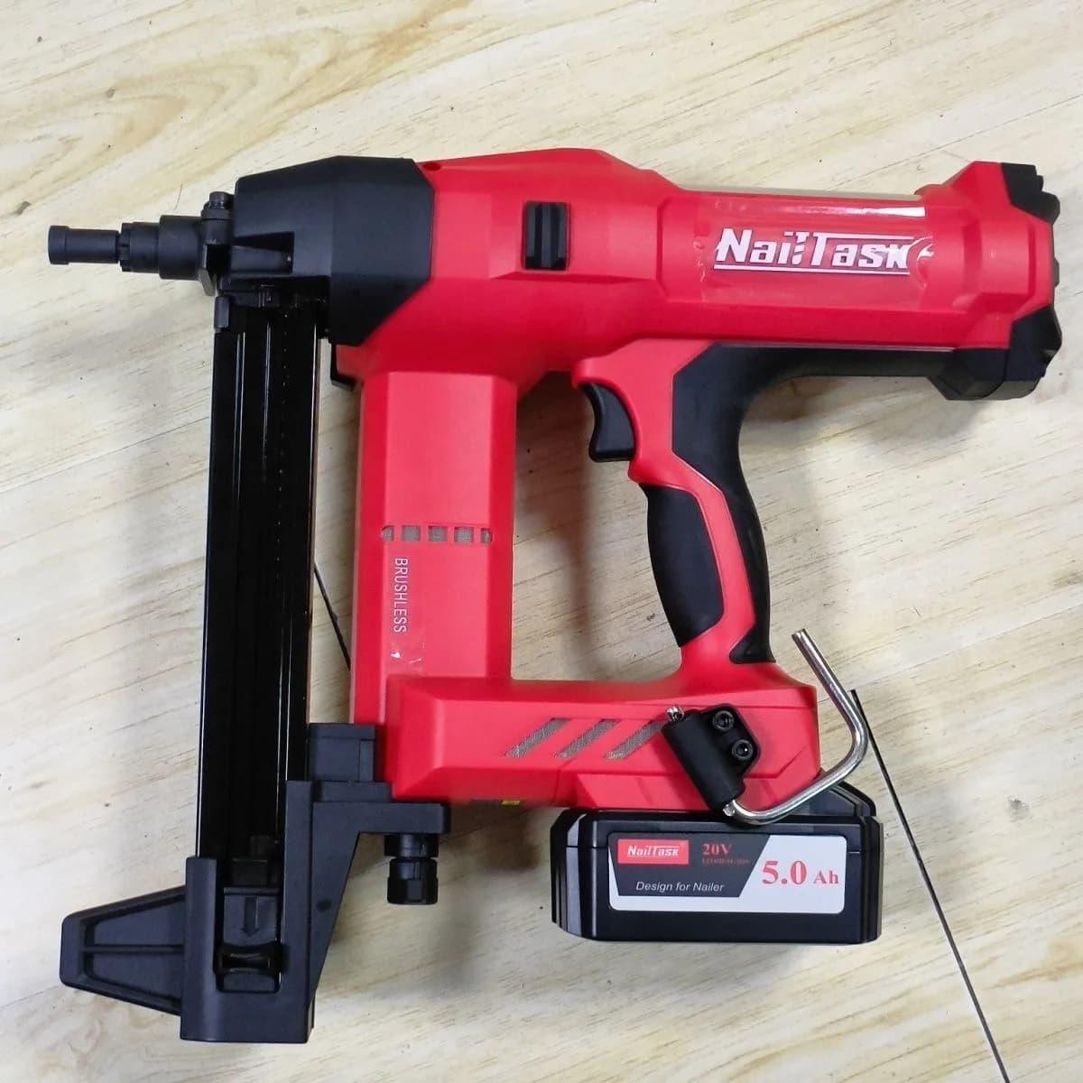 Chiodatrice a Batteria DCCN90S2 per Falegnameria, Graffatrice Senza Fili per Cemento con Batteria al Litio