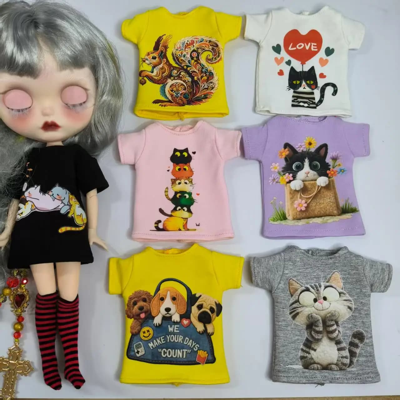 Vestiti per bambole fatti a mano da 30 cm, vestiti per bambole ob24 1/6, t-shirt corta con stampa cartoon + calzini a righe, utilizzabili per bambole 1/6