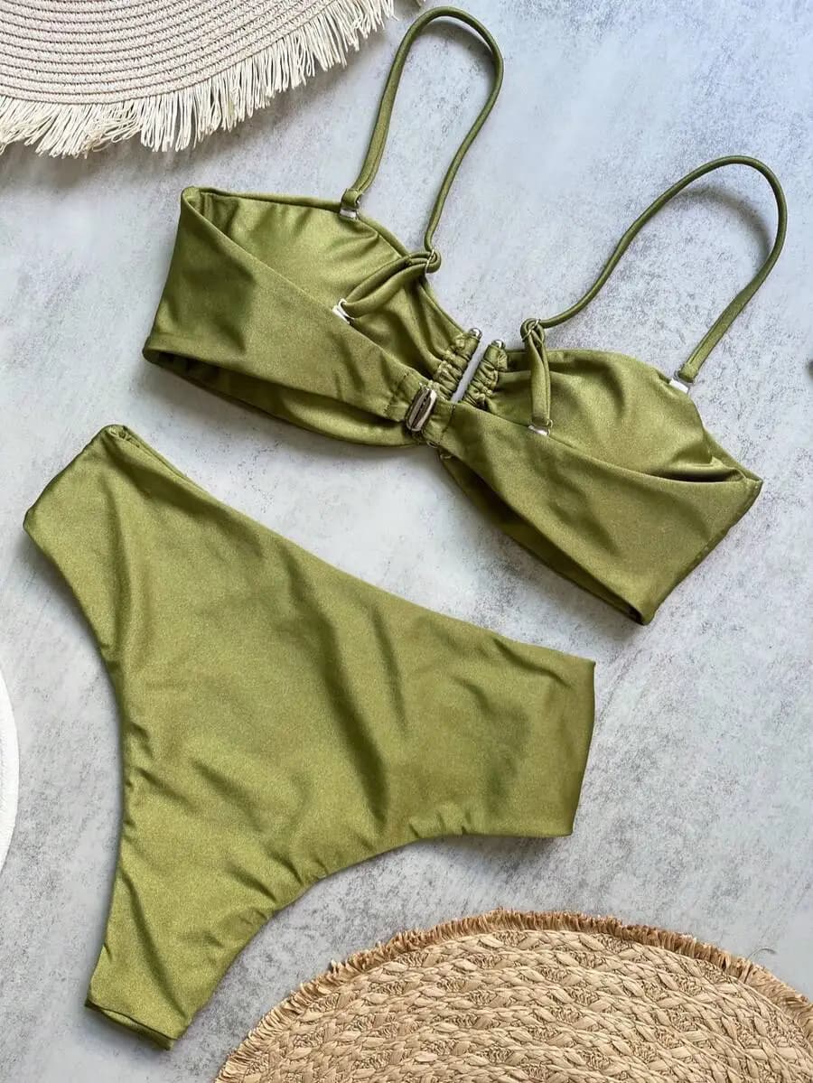 Set bikini in raso verde oliva lucido con spalline regolabili, dettaglio annodabile sul davanti e fibbia in metallo argentato per le vacanze estive al mare